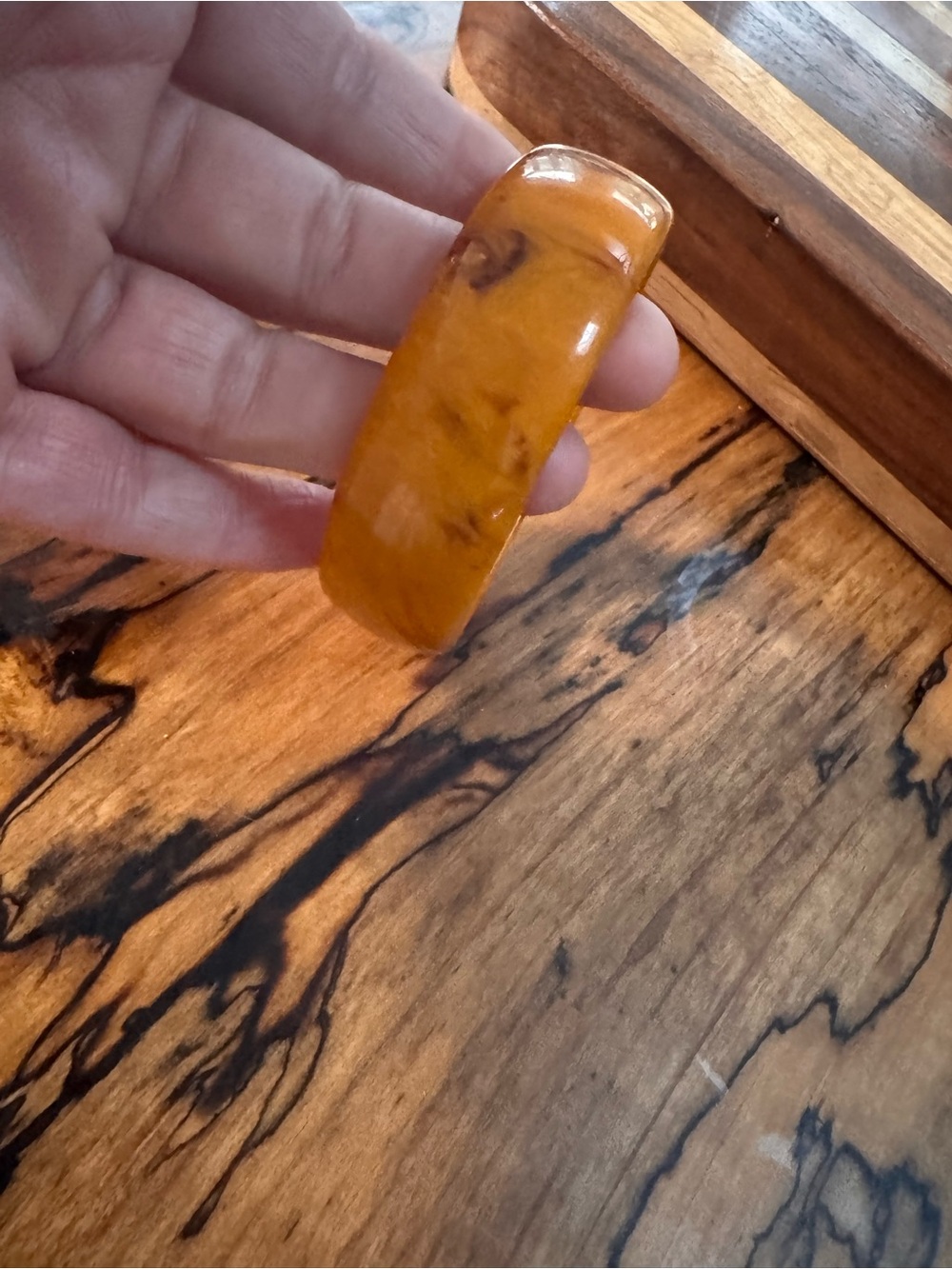 Vintage marbled amber lucite bangle - Picture 2 of 2